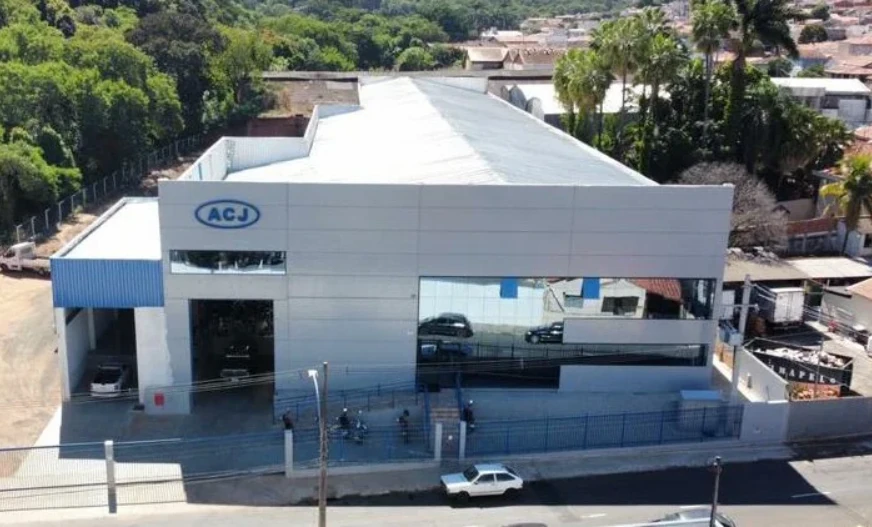 Fachada da sede da ACJ, com o logotipo na parede, vista de cima
