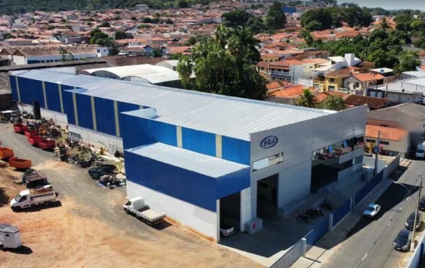 Vista aérea das instalações da ACJ, com galpão azul e pátio